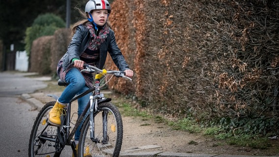 Kira ist auf dem Fahrrad unterwegs © NDR Foto: Boris Laewen