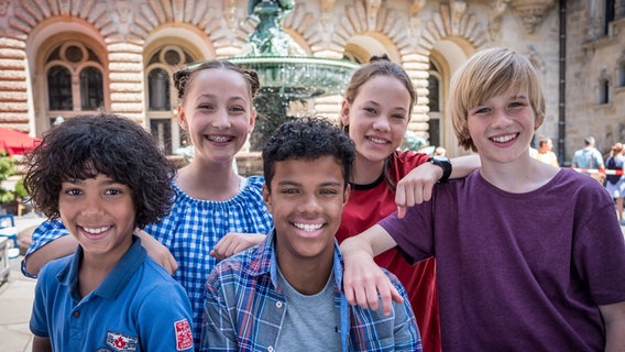 Gruppenbild der Pfefferkörner: Femi (Spencer König), Nele (Ronja Levis), Tayo (Samuel Adams), Kira (Marlene von Appen) und Levin (Moritz Pauli) © NDR Foto: Boris Laewen