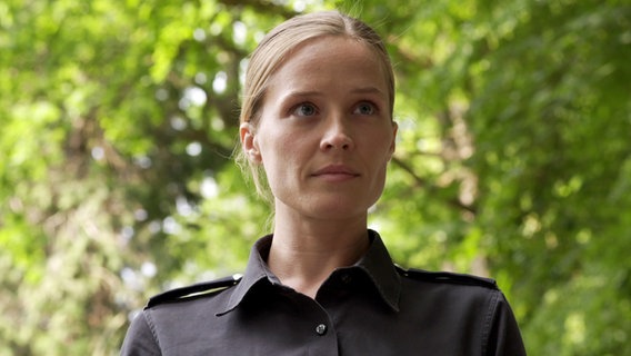 Natascha (Vijessna Ferkic) trägt eine Polizeiuniform © NDR Foto: Screenshot