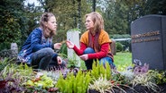 Auf dem Friedhof spricht Kira (Marlene von Appen) mit Edith (Jessica Kosmalla). © NDR Foto: Boris Laewen