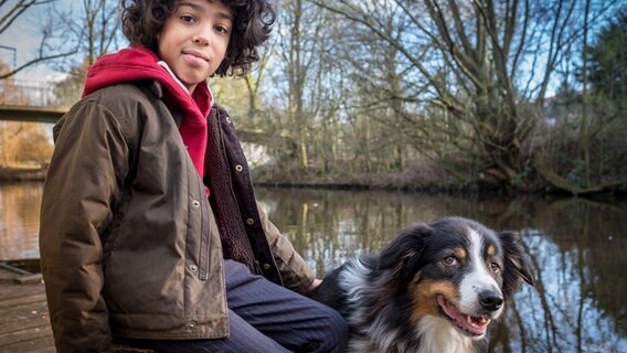 Femi (Spencer König) mit Hund Pepper © NDR Foto: Boris Laewen