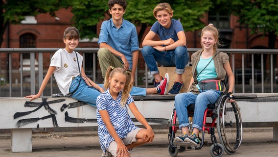 Die elfte Generation der Pfefferkörner: Lou, Tarun, Jonny, Pippa und Clarissa (vorne) © NDR/Letterbox Foto: Boris Laewen