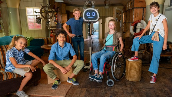 Die 11. Generation: Clarissa, Tarun, Jonny, der Roboter PK006, Pippa und Lou im Hauptquartier © NDR/Letterbox Foto: Boris Laewen
