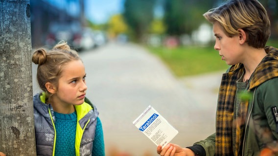 Clarissa und Jonny finden eine Medikamentenpackung auf der Straße. © NDR/Letterbox Foto: Boris Laewen