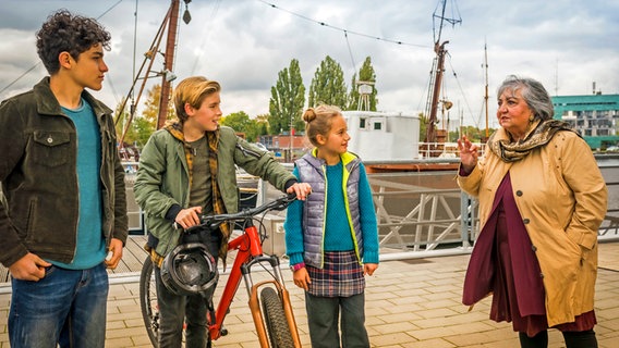 Tarun, Jonny und Clarissa unterhalten sich mit Taruns Oma Amisha. © NDR/Letterbox Foto: Boris Laewen