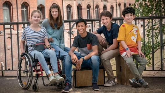 Gruppenbild in der Speicherstadt: Pippa, Lou, Jet, Rafa, Milan © NDR Foto: Boris Laewen