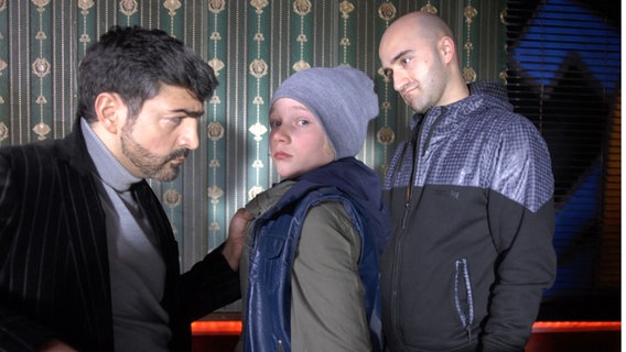Dragan (Neil Malik Abdullah) packt Max (Bruno Alexander) an der Jacke. Janko (Milos Kostic) schaut zu. © NDR/Romano Ruhnau 