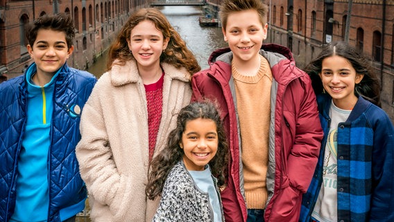 Die Pfefferkörner Hakim, Leo, Amy, Moritz und Jasina in der Speicherstadt. © NDR/Letterbox Foto: Boris Laewen