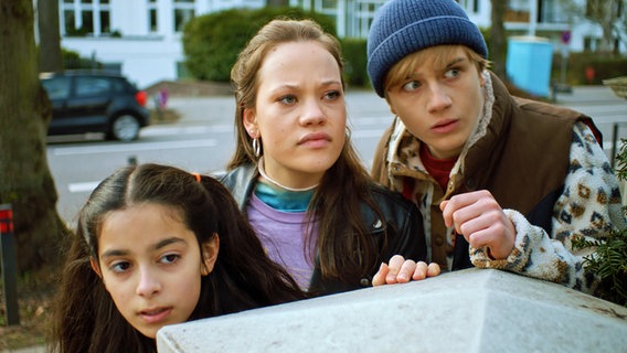 Jasina (Sophia Grande), Kira (Marlene von Appen) und Levin (Moritz Pauli) auf Beobachtungsposten vor der Einbruchvilla. © NDR/Letterbox 