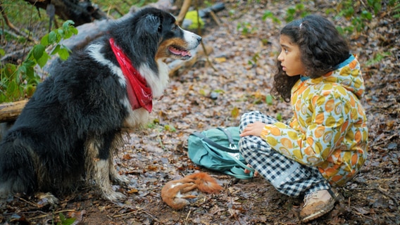 Pepper und Amy sitzen im Wald neben einem toten Eichhörnchen. © NDR/Letterbox 