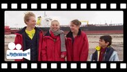 Die Pfefferkörner mit dicken Regenjacken bei den Dreharbeiten im Hamburger Hafen. © NDR/Letterbox 