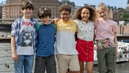 Gruppenbild der neuen Pfefferkörner: Tibet als Jules, Noah als Piet, Mathieu als Kofi, Josefine als Taara und Ida als Malin. © NDR/Letterbox Foto: Nils Tuennermann