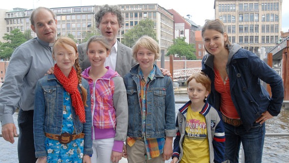 Jan (Matthias Klimsa), Emma (Aurelia Stern), Nina
(Carolin Garnier), Hannes (Jörn Knebel), Max (Bruno Alexander), Henri (Sammy O’Leary) und Svenja (Stefanie Schmid). © NDR/Letterbox Foto: Romano Ruhnau