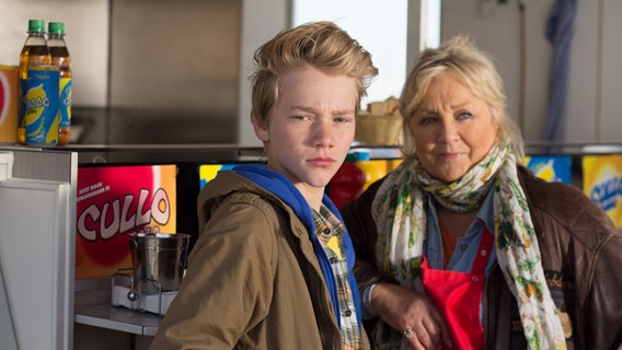 Max und Oma Leni stehen vor dem Imbisswagen. © NDR Foto: Claudia Timmann