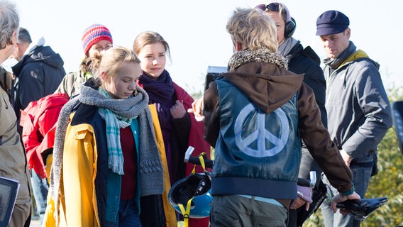 Jessi und Nina stehen in einer Gruppe mit der Filmcrew und Max. © NDR Foto: Claudia Timmann