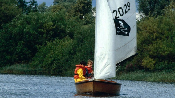 Fiete und Cem beim Segeln © NDR 