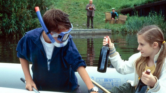 Vivi und Paul angeln weitere Flaschen aus der Elbe © NDR 