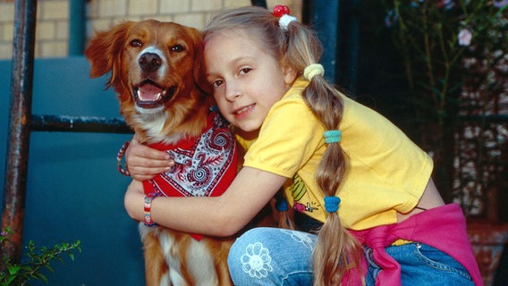 Vivi umarmt einen Hund © NDR 