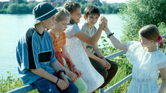 Die Pfefferkörner Fiete, Vivi, Jana, Cem und Natascha sitzen am See © NDR 