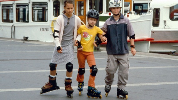 Jana, Vivi und Fiete auf Inlineskates an der Alster © NDR 