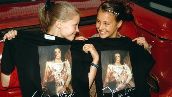 Jana und Natascha mit Michael Jackson T-Shirts © NDR 