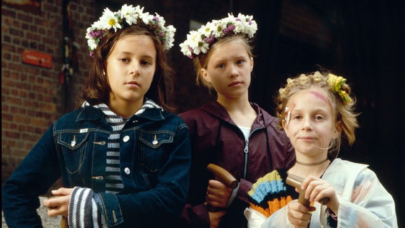 Jana, Natascha und Vivi haben Blumenkränze auf dem Kopf © NDR 