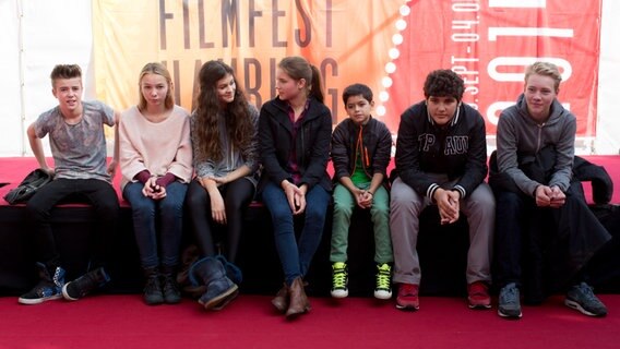 Jaden Dreier, Martha Fries, Merle de Villiers, Carolin Garnier, Emilio Sanmarino, Danilo Kamber und Bruno Alexander beim Michel Filmfest 2014 © NDR Foto: Claudia Timmann