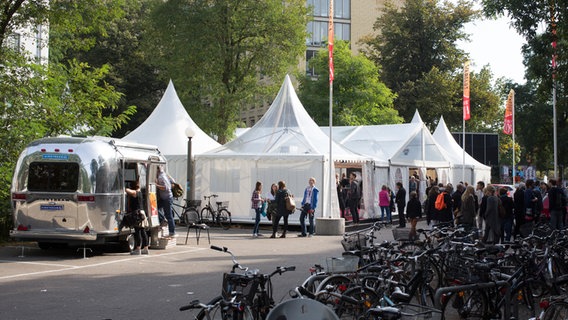Das Filmzelt des Michel Filmfest 2014 auf dem Parkplatz vorm Abaton Kino. © NDR Foto: Claudia Timmann