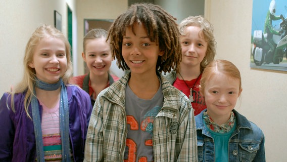 Pfefferkörner, 4. Generation: Sophie (Katherina Unger), Lina (Lale H. Mann), Themba (Coco Nima), Rasmus (Julian Winterbach) und Emma (Aurelia Stern) © NDR 