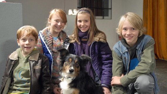 Pfefferkörner, 5. Generation: Henri (Sammy O’Leary), Emma (Aurelia Stern), Nina (Carolin Garnier) und Max (Bruno Alexander) mit Hund Feline © NDR Foto: Romano Ruhnau