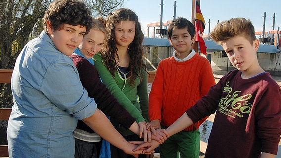 Pfefferkörner, 7. Generation: Anton (Danilo Kamber), Jessi (Martha Fries), Ceyda (Merle de Villiers), Luis (Emilio Sanmarino) und Niklas (Jaden Dreier) © NDR/Studio HH Foto: Romano Ruhnau