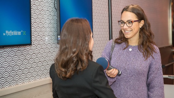 Kira (Marlene von Appen) gibt ein Interview © NDR Foto: Axel Herzig