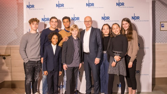 Gruppenbild der Pfefferkörner-Darsteller mit Bürgermeister Peter Tschentscher © NDR Foto: Axel Herzig