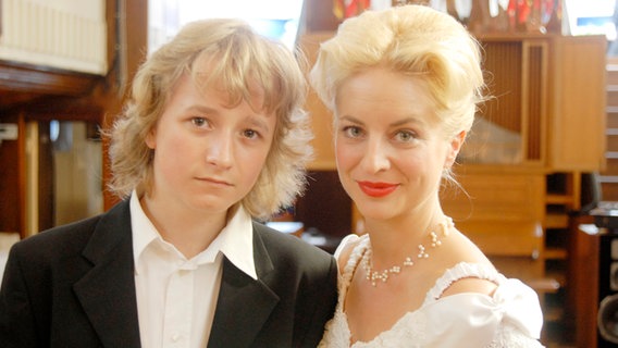 Rasmus ( Julian Winterbach) und seine Mutter Lene © NDR/Letterbox Foto: Romano Ruhnau