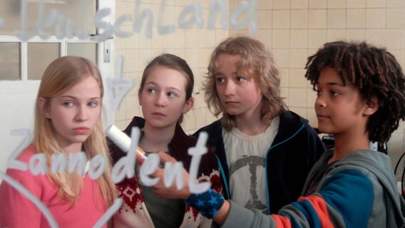 Sophie (Katherina Unger), Lina (Lale H. Mann), Rasmus ( Julian Winterbach) und Themba (Coco Nima) © NDR/Letterbox Foto: Romano Ruhnau