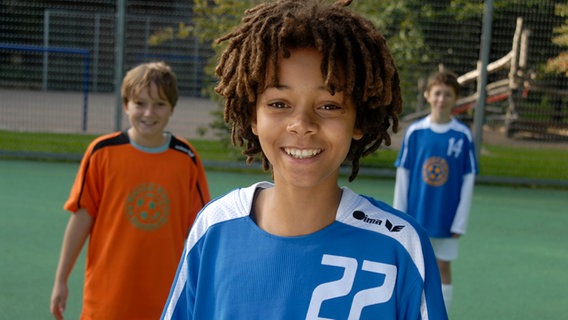 Themba (Coco Nima) beim Fußballspiel © NDR/Romano Ruhnau 