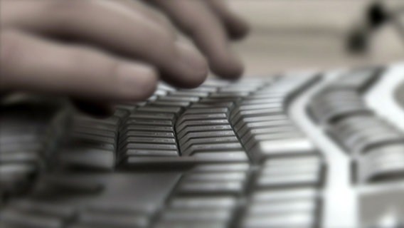 Eine Hand tippt auf einer Computer-Tastatur © NDR 