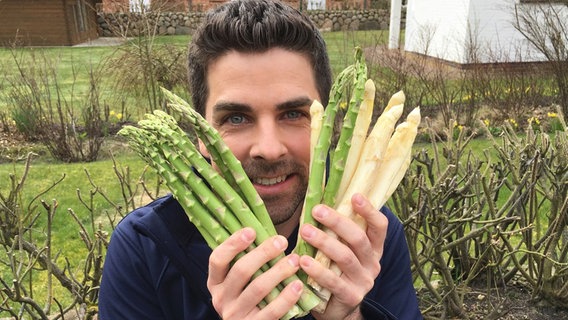 plietsch.-Reporter Tim Berendonk ist diesmal unterwegs als Erntehelfer beim Spargelbauern. Doch warum sind wir eigentlich so verrückt nach dem Saisongemüse? © NDR/labo m. 