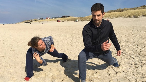 Tim versucht sich zum ersten Mal an Yoga. Yoga-Lehrerin Maren Schulz zeigt ihm am Strand von Sylt einige nicht ganze einfache Übungen. Wie Tim sich schlägt, was man generell bei Yoga beachten muss und woher der Hype kommt, erfahren Sie bei plietsch. © NDR/labo m. 
