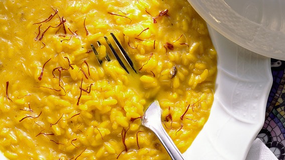 Risotto milanese auf einem Teller serviert. © picture-alliance/dpa/Stockfood Foto: Susie Eising