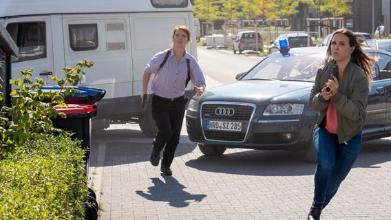 Das neue Rostocker Polizeiruf-Kommissarinnen-Team; Melly Böwe (Lina Beckmann, l.) und Katrin König (Anneke Kim Sarnau, r.) in der Folge "Daniel A." © NDR 