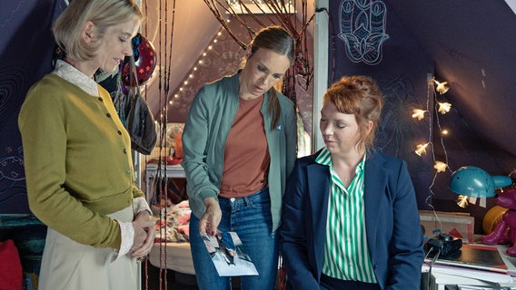 Im alten Zimmer ihrer Tochter führt Evelyn Sonntag Katrin König und Melly Böwe zu wertvollen neuen Hinweisen. © NDR/Christine Schroeder 