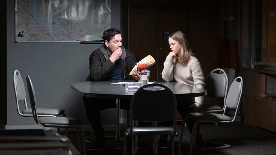 Alexander Bukow (Charly Hübner) bietet Katrin König (Anneke Kim Sarnau) Chips an. © NDR/Christine Schroeder 