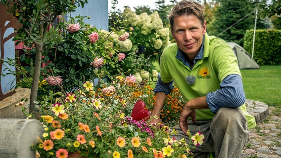 Peter Rasch mit seinen Blumenkübeln. © NDR/Udo Tanske 