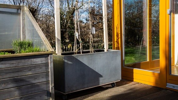 Wir sehen einen selbstgemachten, mobilen Sichtschutz auf einer Gartenterrasse. © NDR Foto: NDR