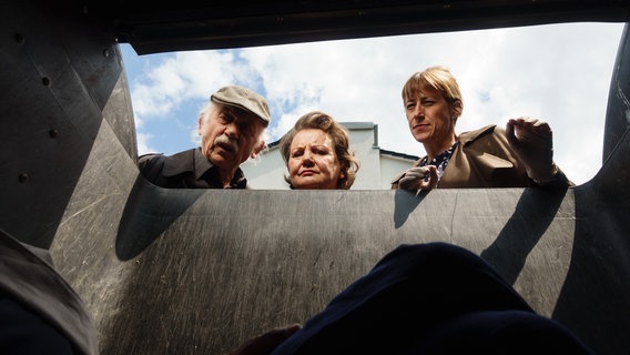 Martin Turm wird vor seiner Garage, in einer Mülltonne, erschlagen aufgefunden. © NDR/ARD/Kai Schulz 