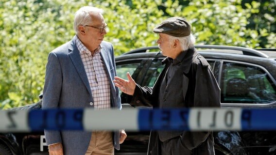 Günter (Peter Lerchbaumer, l.) und Edwin (Tilo Prückner, r.) diskutieren am Tatort. © NDR/ARD/Kai Schulz 