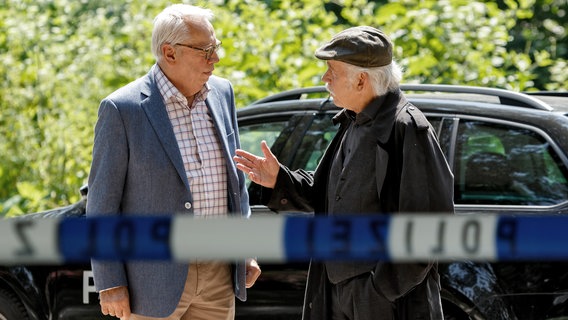 Günter (Peter Lerchbaumer, l.) und Edwin (Tilo Prückner, r.) diskutieren am Tatort. © NDR/ARD/Kai Schulz 