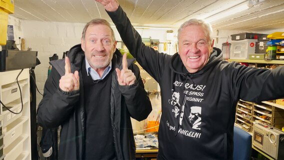 Heinz Galling und Horst Hennings stehen in einem Angelkeller. © NDR 