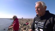 Heringsalarm am Holmer Siel. NDR Angelexperte Horst Hennings (rechts) und Angelprofi Jörg Ovens warten auf den erlösenden Biss. © NDR 